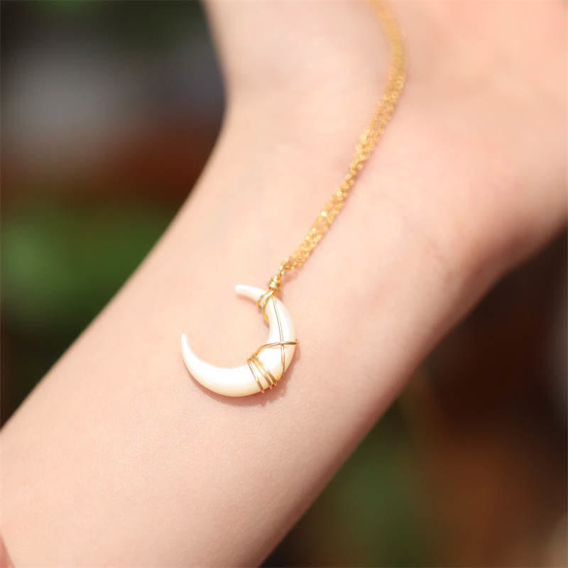 Collier pendentif en forme de croissant de lune en pierre naturelle de Tridacna de Buddha Stones