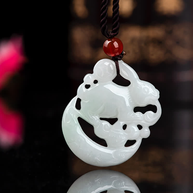 Collier pendentif de protection en croissant de lune en jade blanc de l'année du lapin