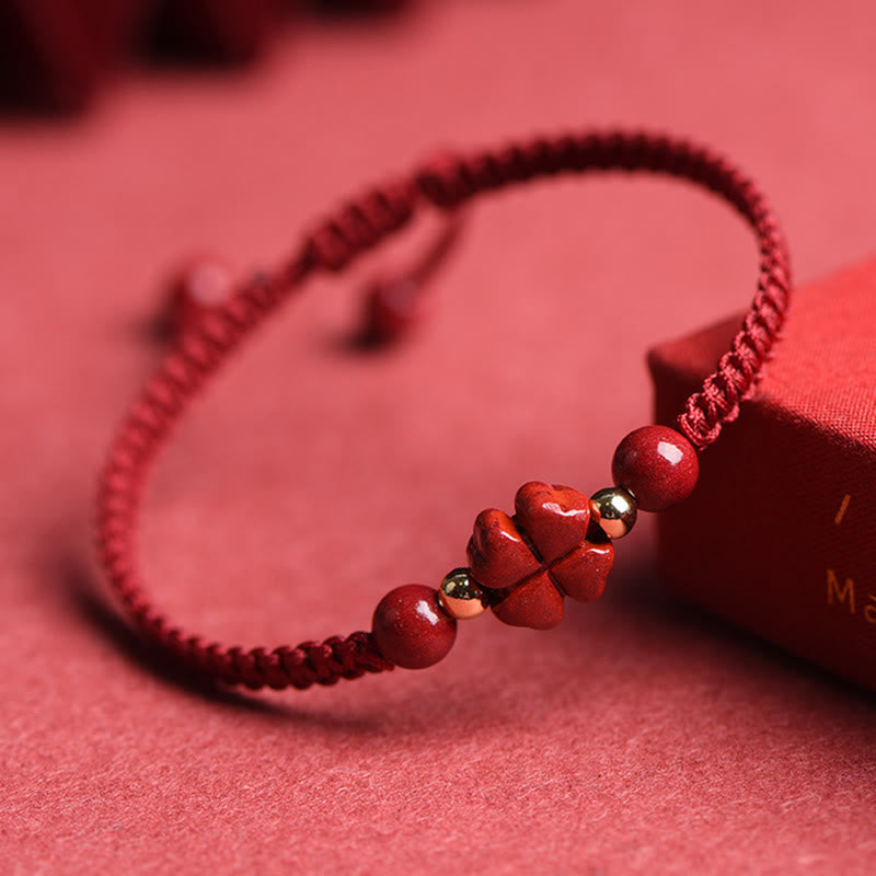 Bracelet en fil rouge avec trèfle à quatre feuilles et fleur à cinq pétales en cinabre et bénédiction de Buddha Stones
