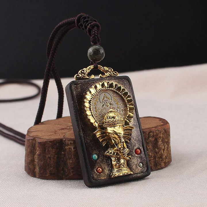 Collier avec pendentif en corde représentant un éléphant en bois d'ébène, dieu de la fortune et de la bénédiction du Bouddha