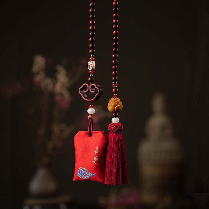 Buddha Stones tibétaines à petites feuilles de bois de santal rouge, lotus, cinabre, sachet de protection, pompon, décoration à suspendre pour voiture