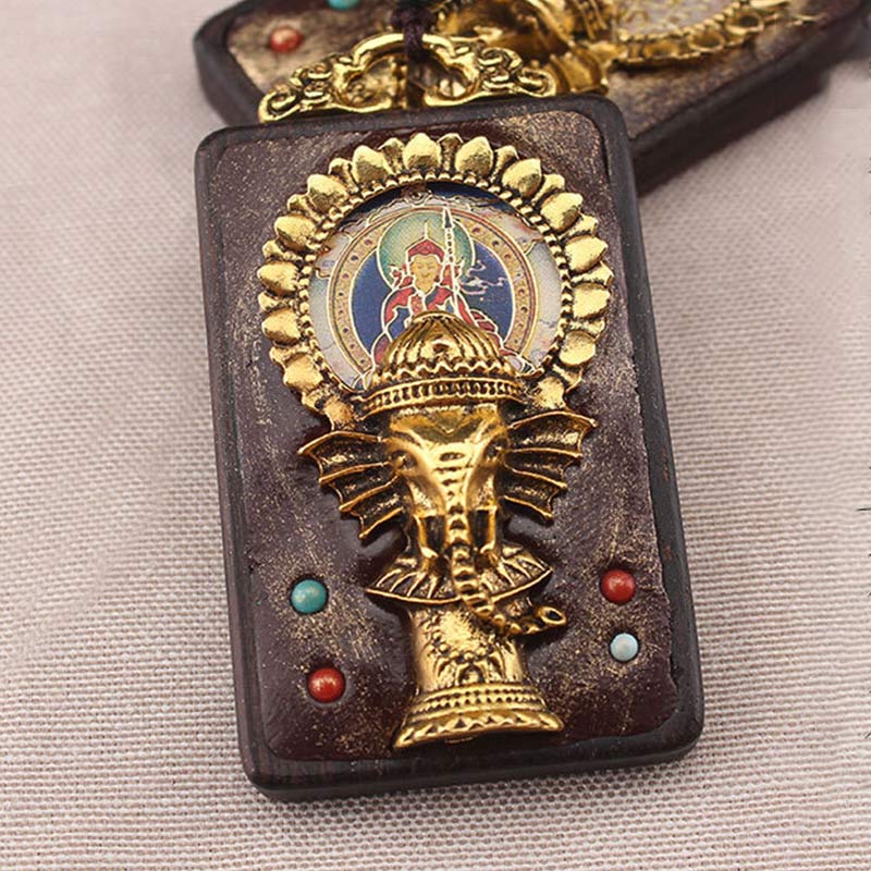 Collier avec pendentif en corde représentant un éléphant en bois d'ébène, dieu de la fortune et de la bénédiction du Bouddha