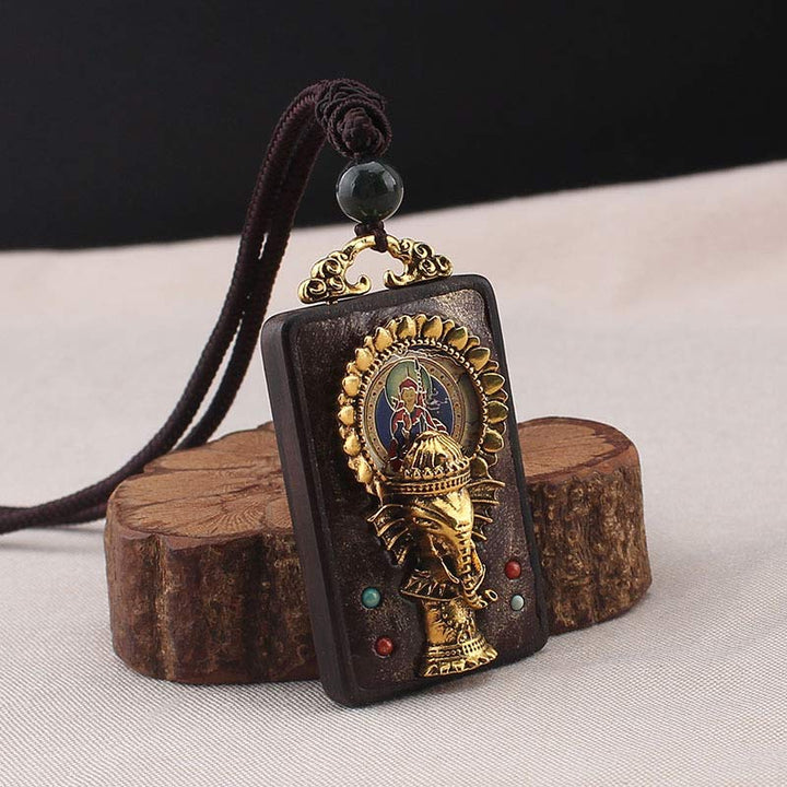 Collier avec pendentif en corde représentant un éléphant en bois d'ébène, dieu de la fortune et de la bénédiction du Bouddha