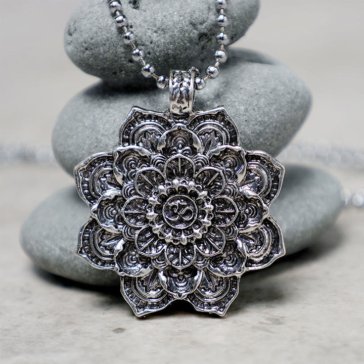 Collier pendentif tibétain avec bénédiction du lotus et Buddha Stones