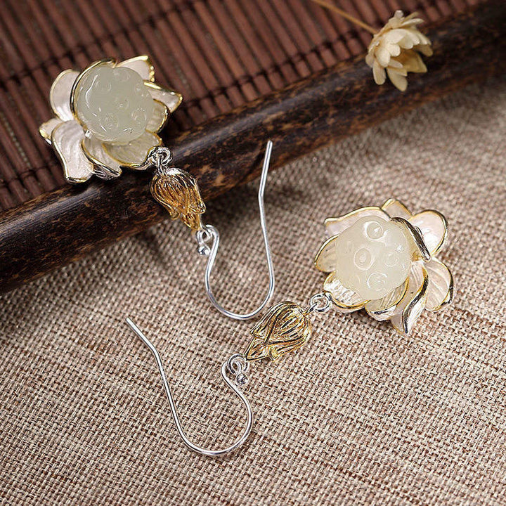 Boucles d'oreilles pendantes en jade blanc et Buddha Stones