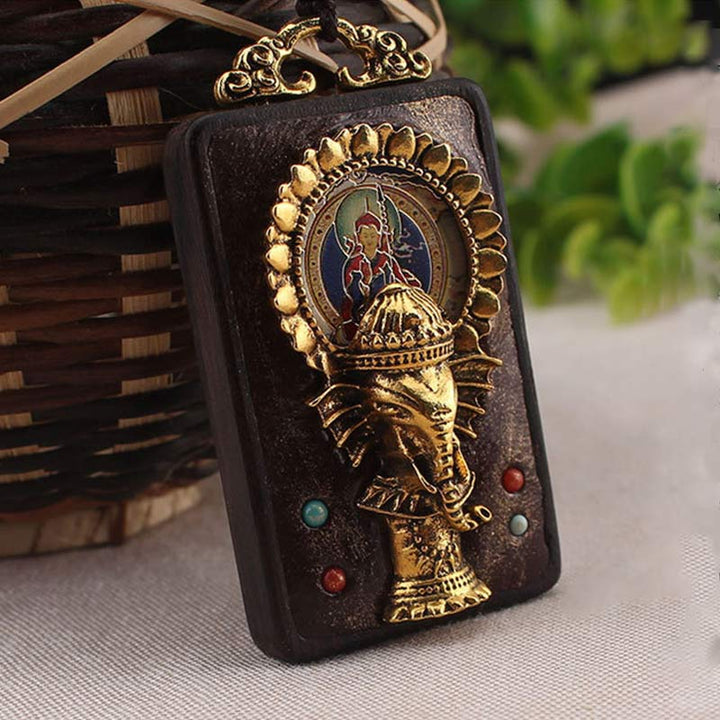 Collier avec pendentif en corde représentant un éléphant en bois d'ébène, dieu de la fortune et de la bénédiction du Bouddha