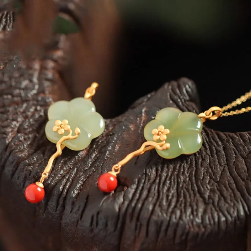 Collier pendentif de prospérité en jade et agate rouge vintage en fleur de prunier
