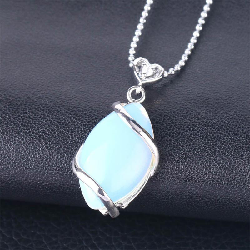Collier pendentif en pierre de cristal naturel à motif marquise Buddha Stones