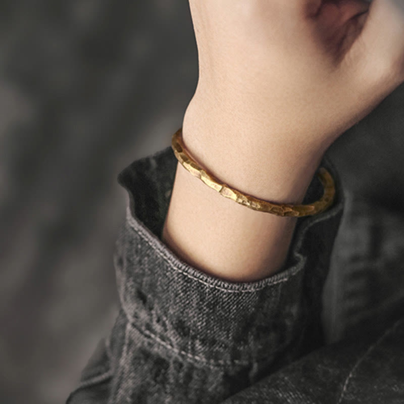 Bracelet manchette tibétain en cuivre texturé avec effet bosselé