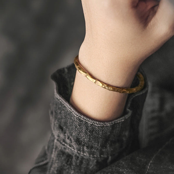Bracelet manchette tibétain en cuivre texturé avec effet bosselé