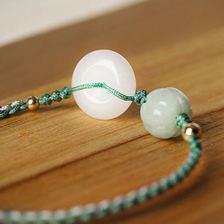 Bracelet tressé en jade blanc avec boucle de paix et perles citrouilles et Buddha Stones