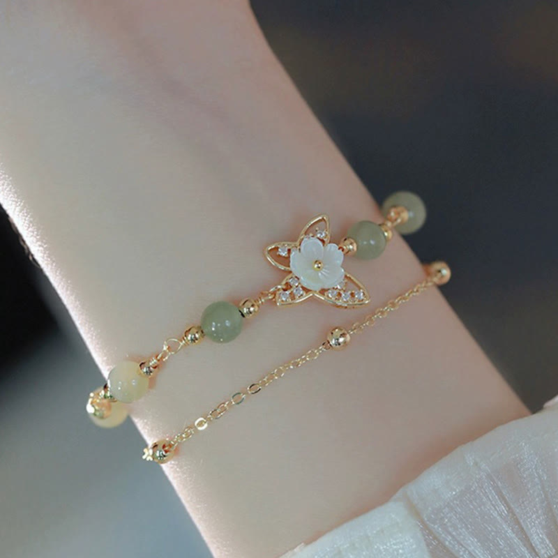 Bracelet porte-bonheur double couche en jade plaqué or 14 carats avec papillon et fleur de pierre Tridacna de Buddha Stones