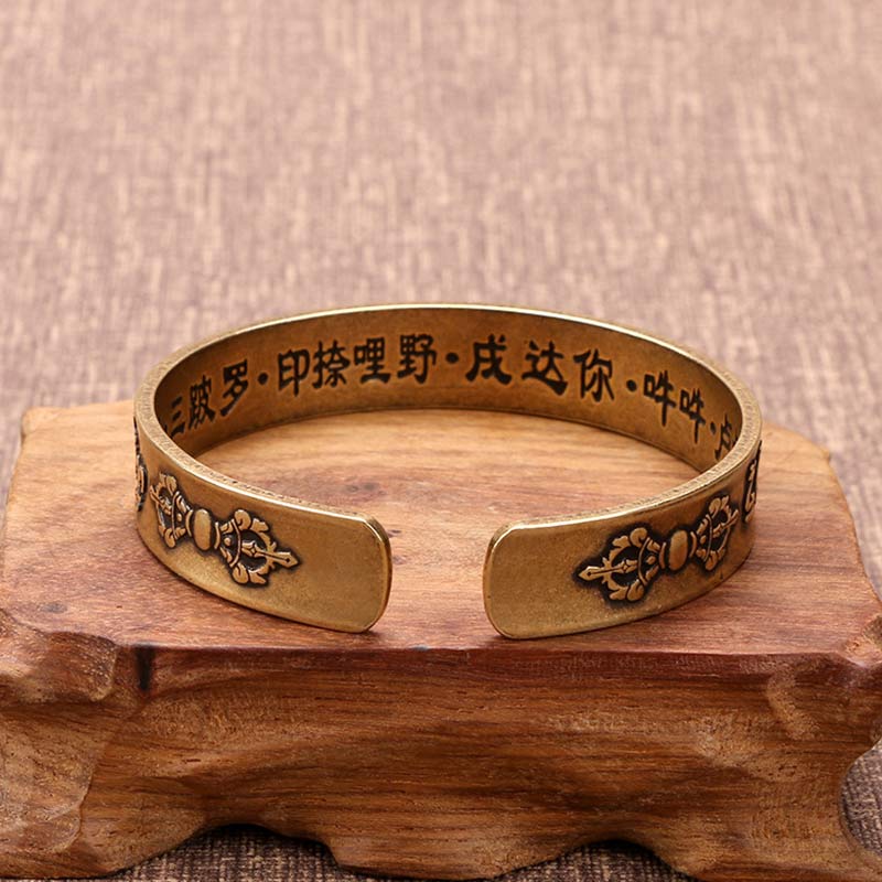 Bracelet de guérison en cuivre et laiton avec Buddha Stones et mantra tibétain Mahāpratisarā sanskrit