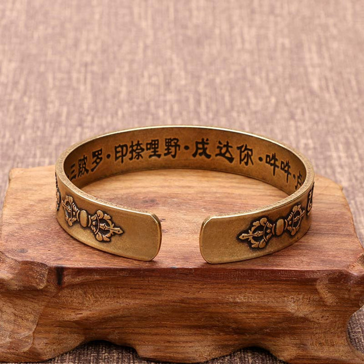 Bracelet de guérison en cuivre et laiton avec Buddha Stones et mantra tibétain Mahāpratisarā sanskrit