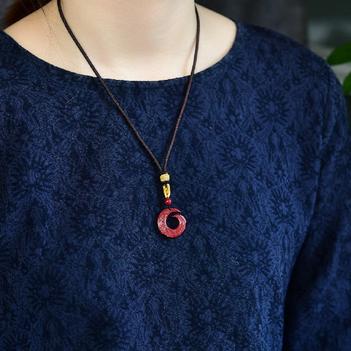 Collier pendentif en cinabre naturel avec pendentif de bénédiction en Buddha Stones pour améliorer la chance