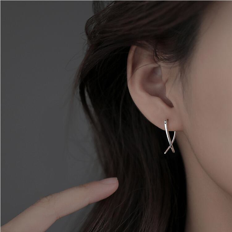Boucles d'oreilles créoles porte-bonheur à motif géométrique croisé