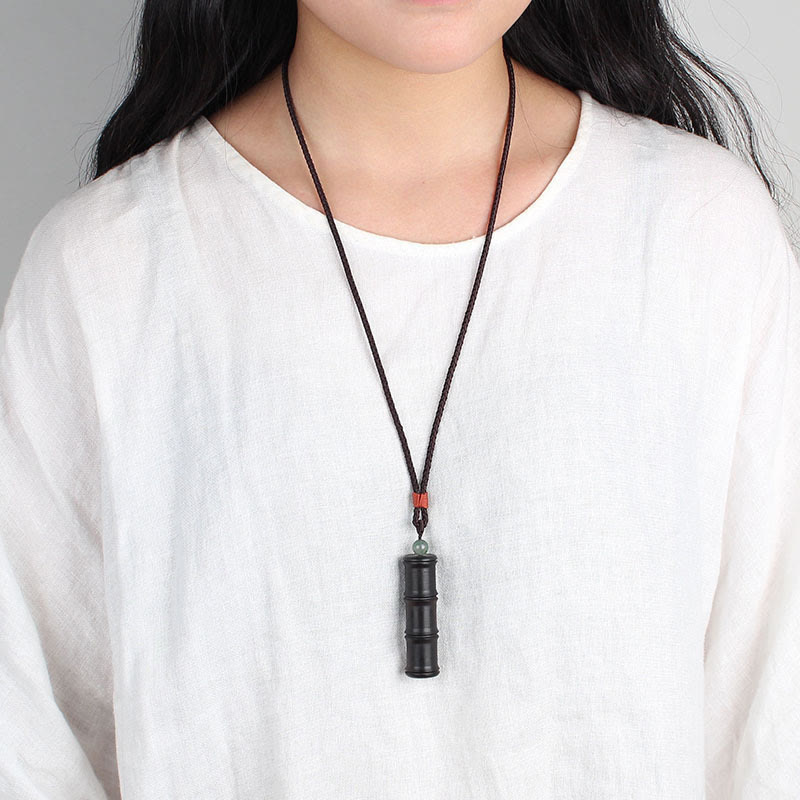 Collier pendentif en forme de boîte de prière Ghau en bois d'ébène et bambou avec Buddha Stones