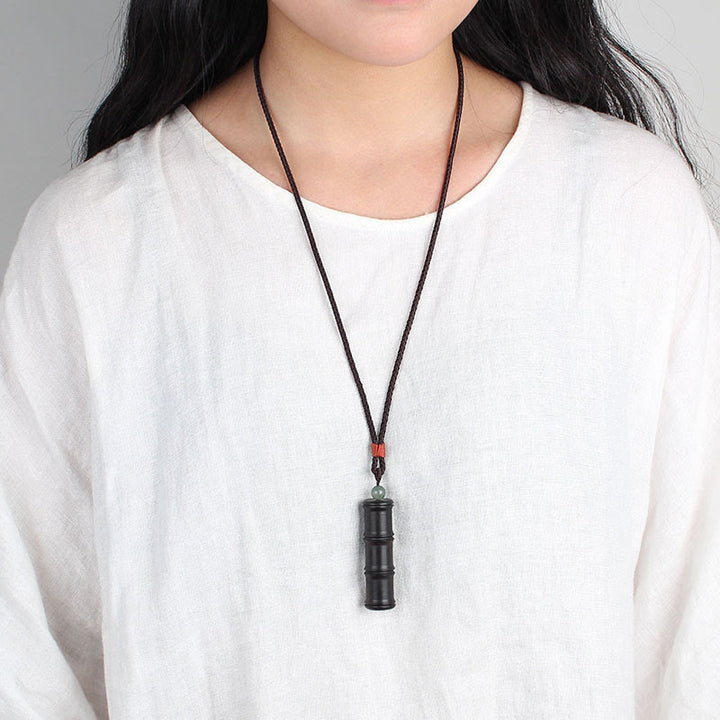 Collier pendentif en forme de boîte de prière Ghau en bois d'ébène et bambou avec Buddha Stones
