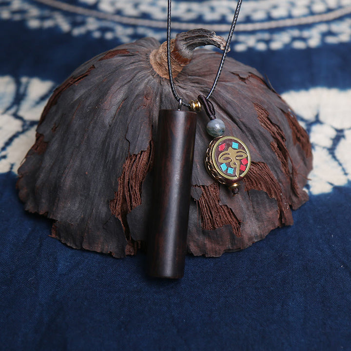 Collier pendentif en perles dzi en bois d'ébène tibétain avec symbole de paix et de calme