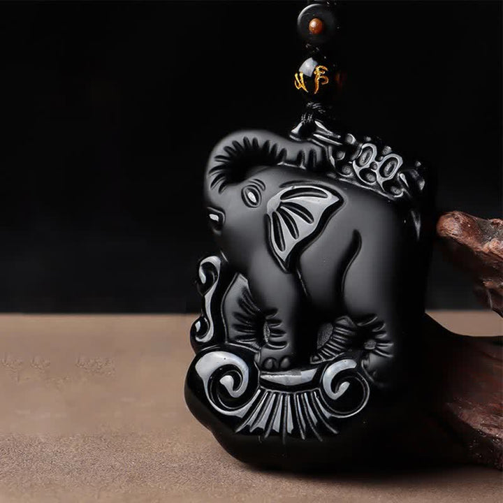 Collier avec pendentif en obsidienne noire et protection d'éléphant