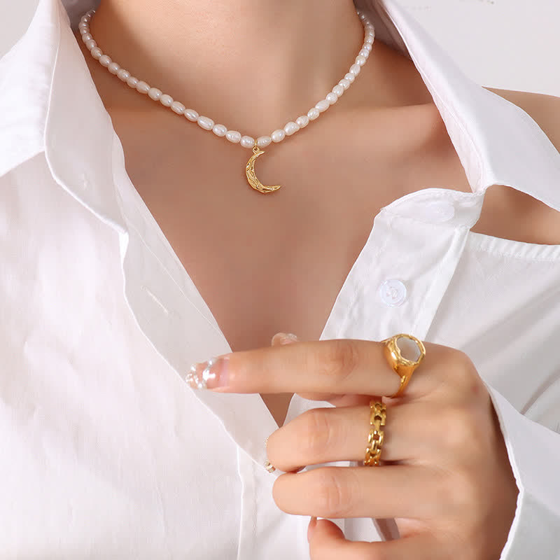 Collier avec pendentif en forme de croissant de lune et de perle