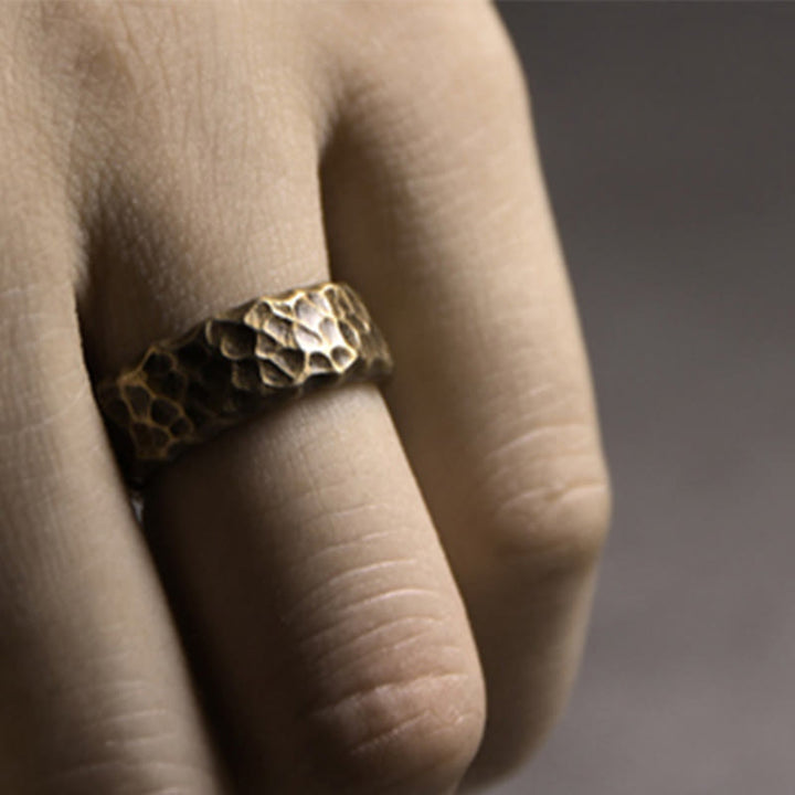 Bague porte-bonheur tibétaine en laiton et cuivre avec motif texturé bosselé