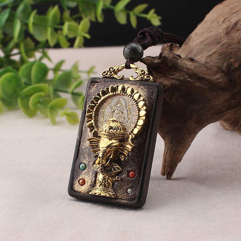 Collier avec pendentif en corde représentant un éléphant en bois d'ébène, dieu de la fortune et de la bénédiction du Bouddha