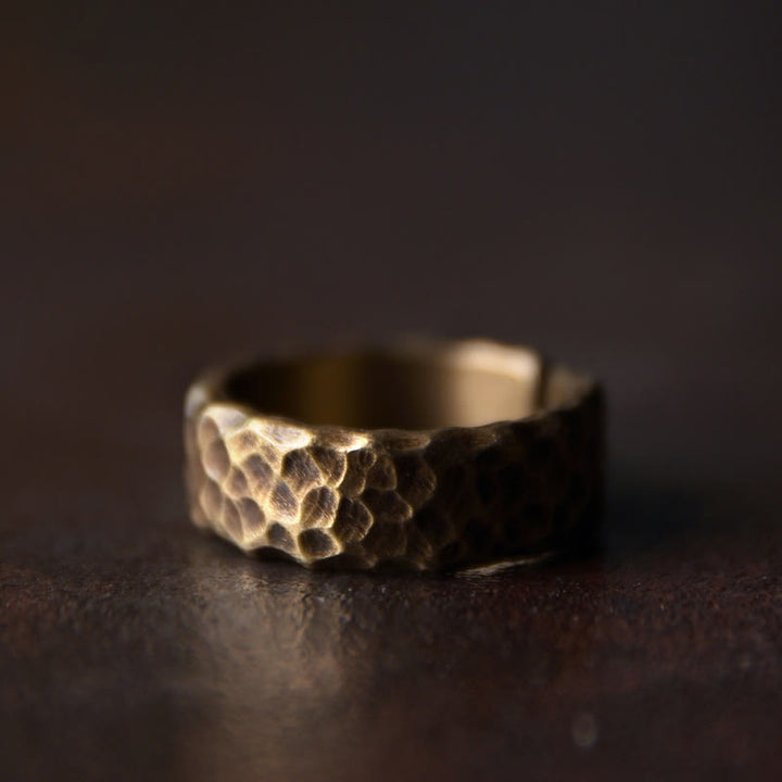 Bague porte-bonheur tibétaine en laiton et cuivre avec motif texturé bosselé