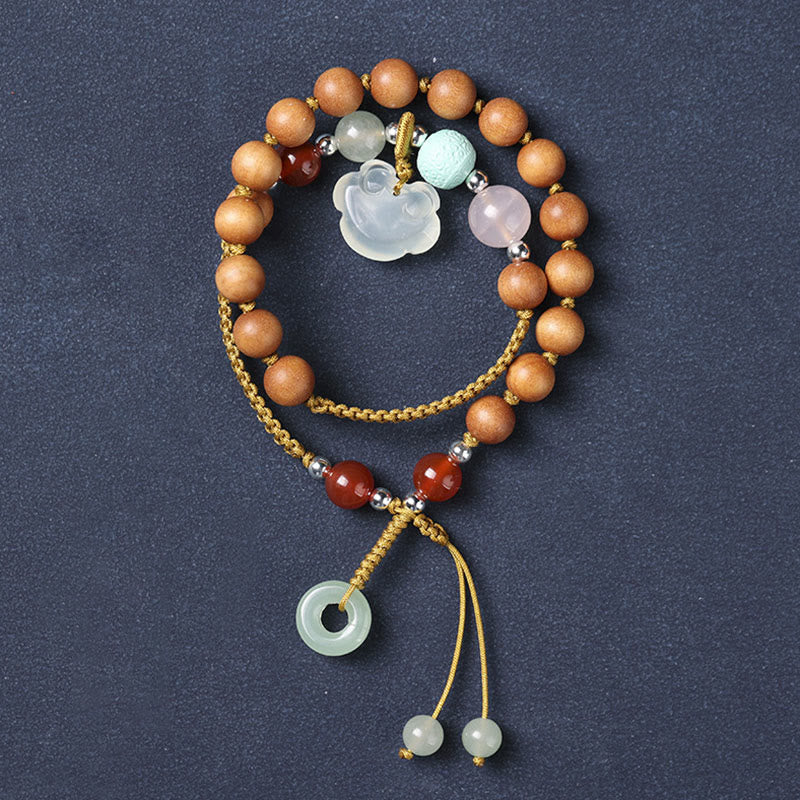 Bracelet double tour apaisant avec breloque en forme de boucle de paix et de bois de santal vert et calcédoine de Buddha Stones