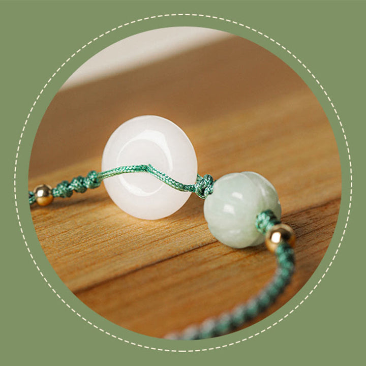 Bracelet tressé en jade blanc avec boucle de paix et perles citrouilles et Buddha Stones