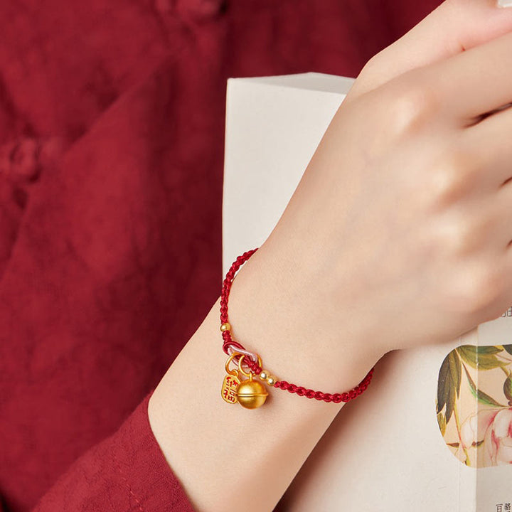 Bracelet en corde rouge avec breloque en forme de personnage Fu fait à la main en Buddha Stones