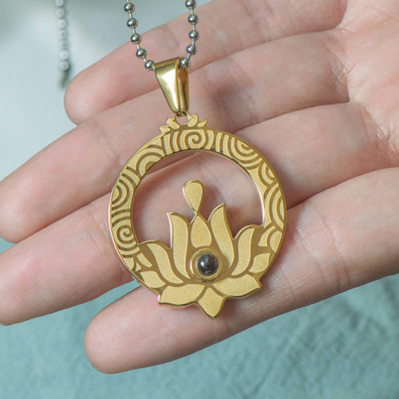 Collier pendentif mantra Shurangama avec projection d'illumination en acier titane et pierres de Buddha Stones Lotus