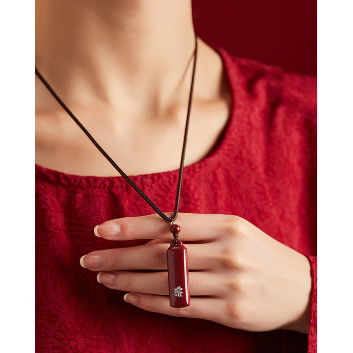 Collier avec pendentif en corde de protection et amulette en cinabre du zodiaque chinois