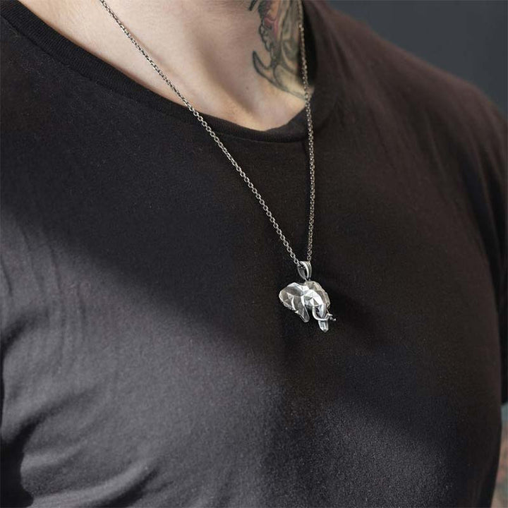 Collier pendentif en acier titane et étain éléphant