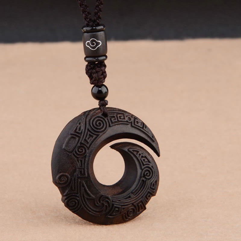 Buddha Stones Petite Feuille Bois de Santal Rouge Bois d'Ébène La Chance Améliore Le Motif de Conception Collier Pendentif de Protection