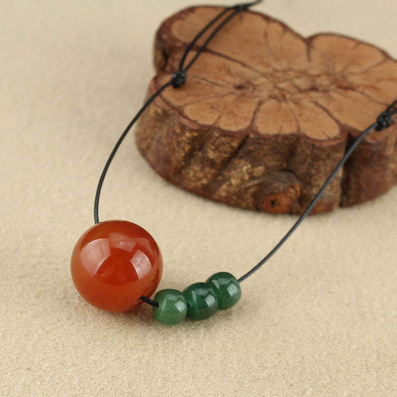 Collier pendentif en cuir avec perles de rocaille Bodhi vertes et Buddha Stones en agate rouge et aventurine verte
