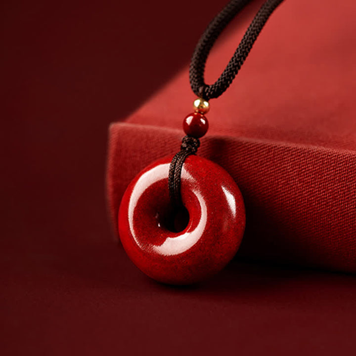 Collier avec pendentif en pierre de cinabre et boucle de paix en Buddha Stones
