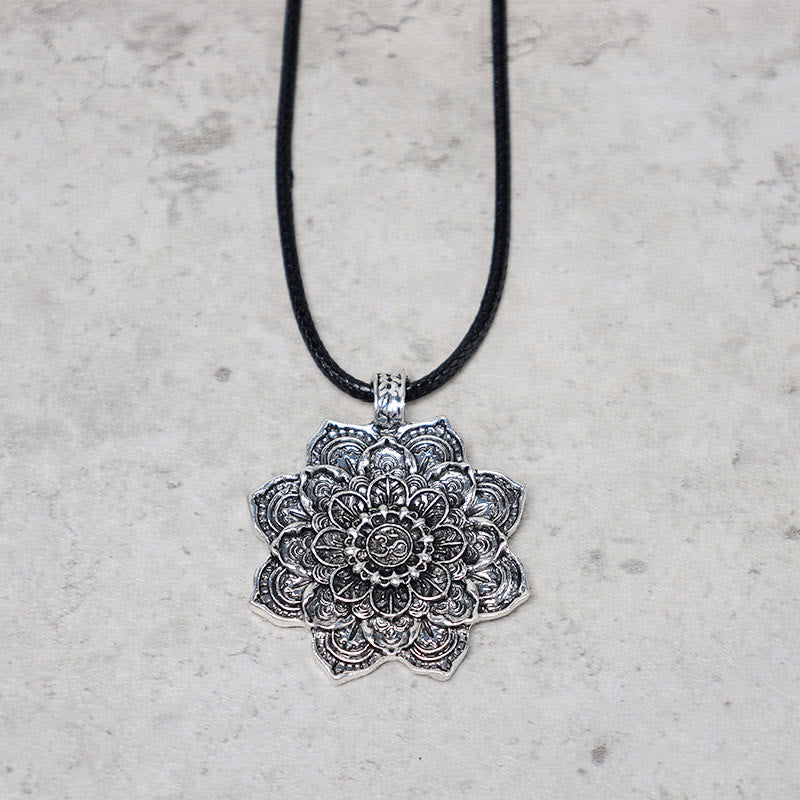 Collier pendentif tibétain avec bénédiction du lotus et Buddha Stones