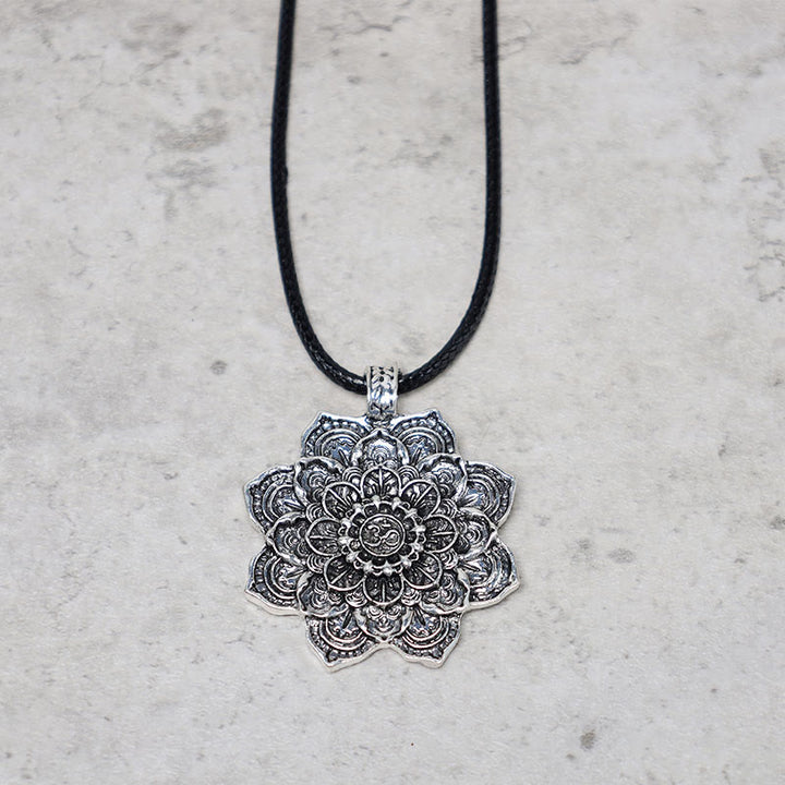 Collier pendentif tibétain avec bénédiction du lotus et Buddha Stones