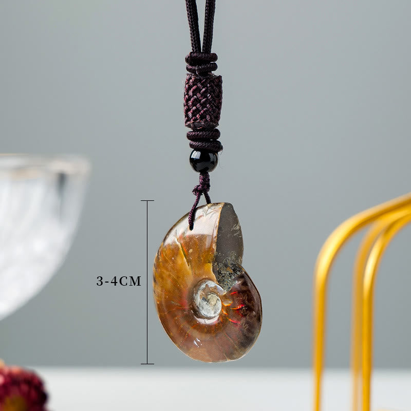 Collier pendentif de guérison et de méditation en Buddha Stones avec motif d'escargot fossile d'ammonite naturelle