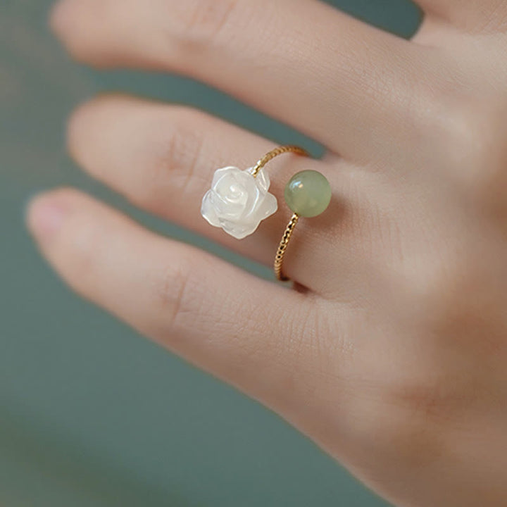 Bague de bénédiction en Buddha Stones de Tridacna plaquée or 14 carats avec fleur de rose et perle de jade