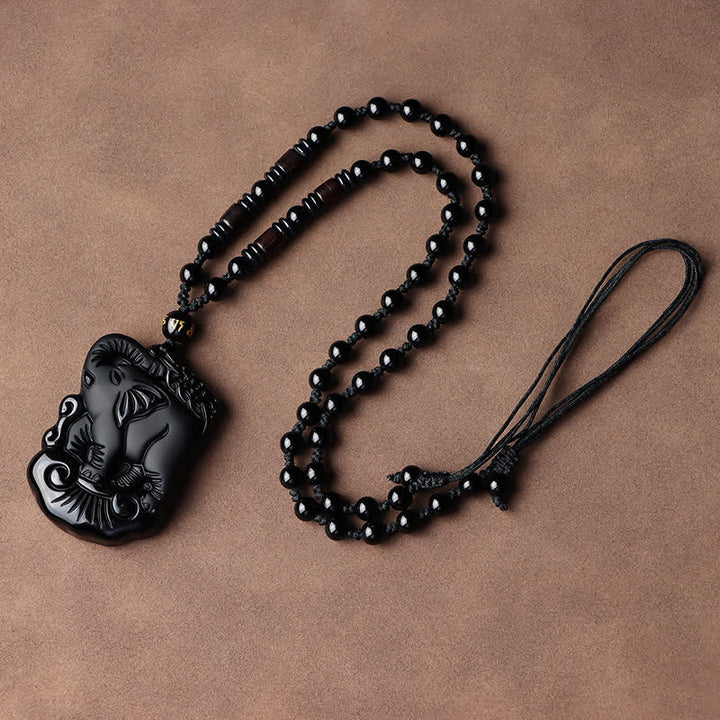 Collier avec pendentif en obsidienne noire et protection d'éléphant