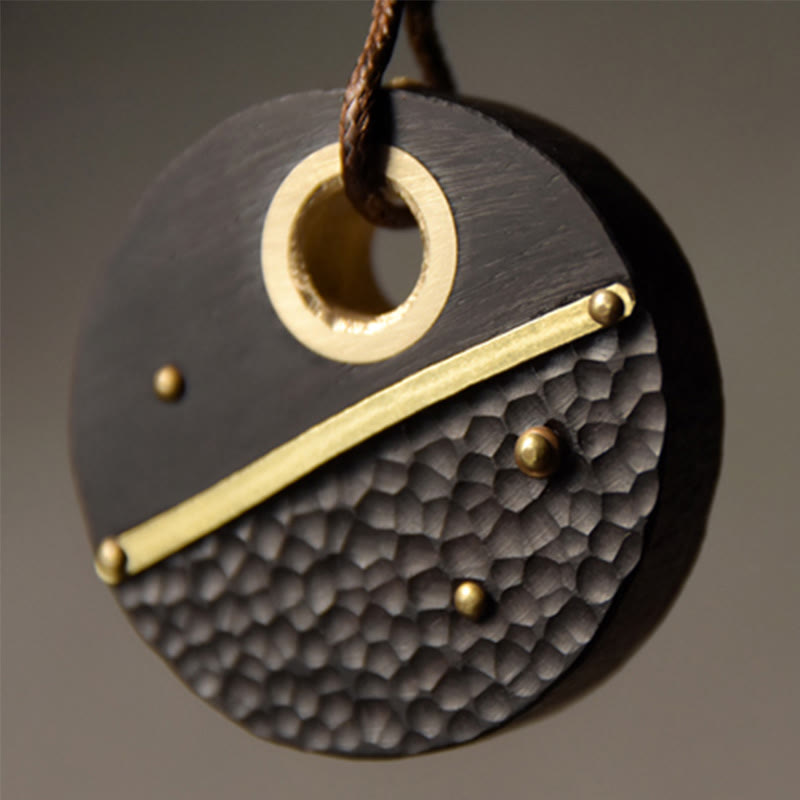 Collier pendentif en cuivre et bois d'ébène rond fabriqué à la main avec des Buddha Stones