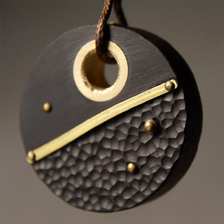 Collier pendentif en cuivre et bois d'ébène rond fabriqué à la main avec des Buddha Stones