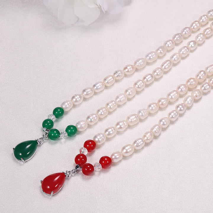 Collier avec pendentif en forme de goutte d'eau et de paix calme
