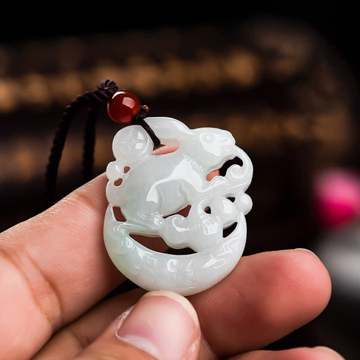 Collier pendentif de protection en croissant de lune en jade blanc de l'année du lapin