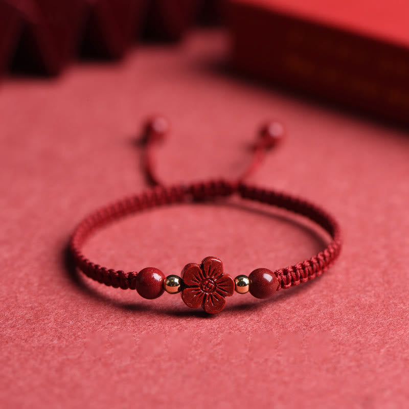 Bracelet en fil rouge avec trèfle à quatre feuilles et fleur à cinq pétales en cinabre et bénédiction de Buddha Stones