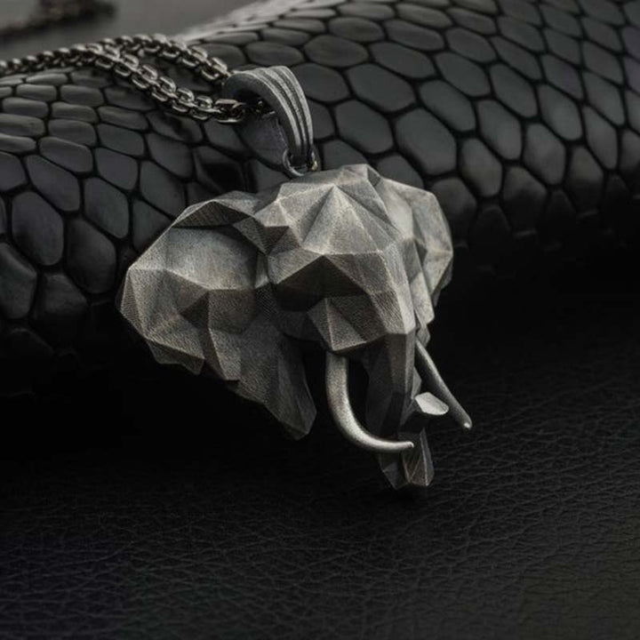 Collier pendentif en acier titane et étain éléphant