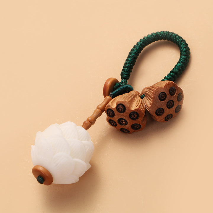 Porte-clés porte-bonheur en bois de pêcher avec pierres de Buddha Stones et lotus naturel blanc