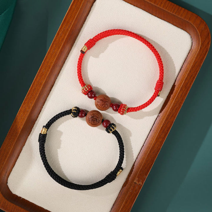 Bracelet de richesse en bois de pêche naturel Buddha Stones et caractère Fu du zodiaque chinois sculpté en cinabre